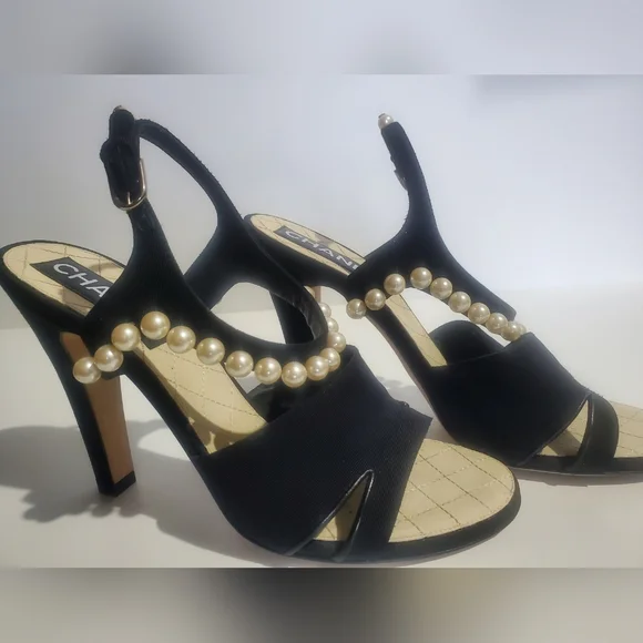 CHANEL Black Sandals Elegant Design - Picture 2 of 7